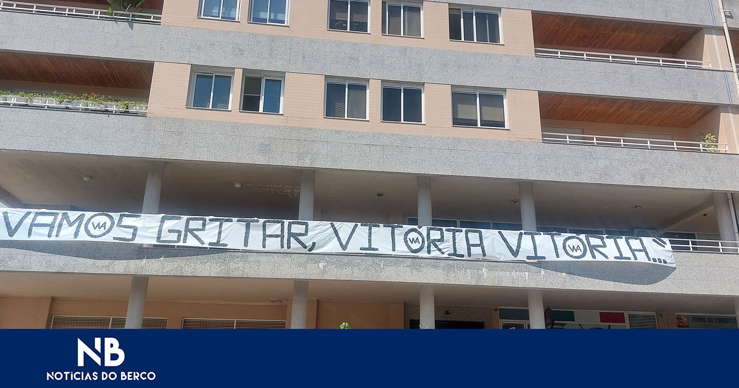 Tarja de apoio colocada junto à academia