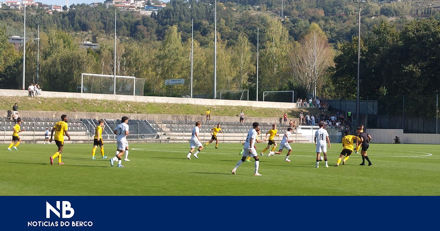 Juniores do Vitória venceram Lourosa no regresso ao relvado da Academia