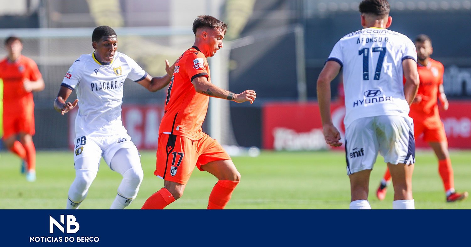 Vitória vence na estreia de Álvaro Pacheco