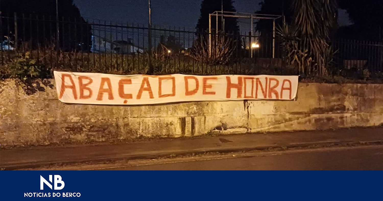 Adeptos deixam tarjas de apoio para a subida à Honra