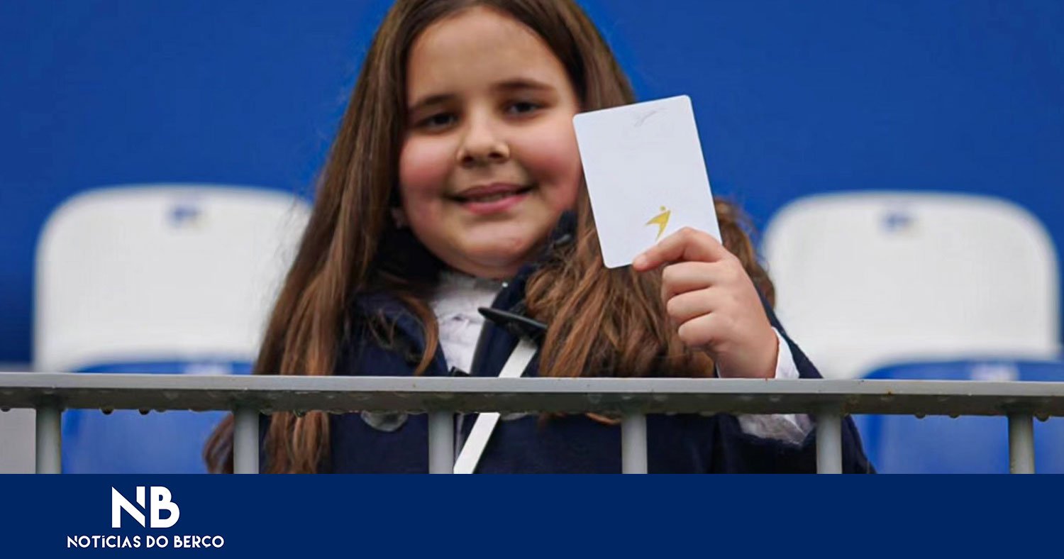 Jovem adepta do Berço contemplada com um cartão branco