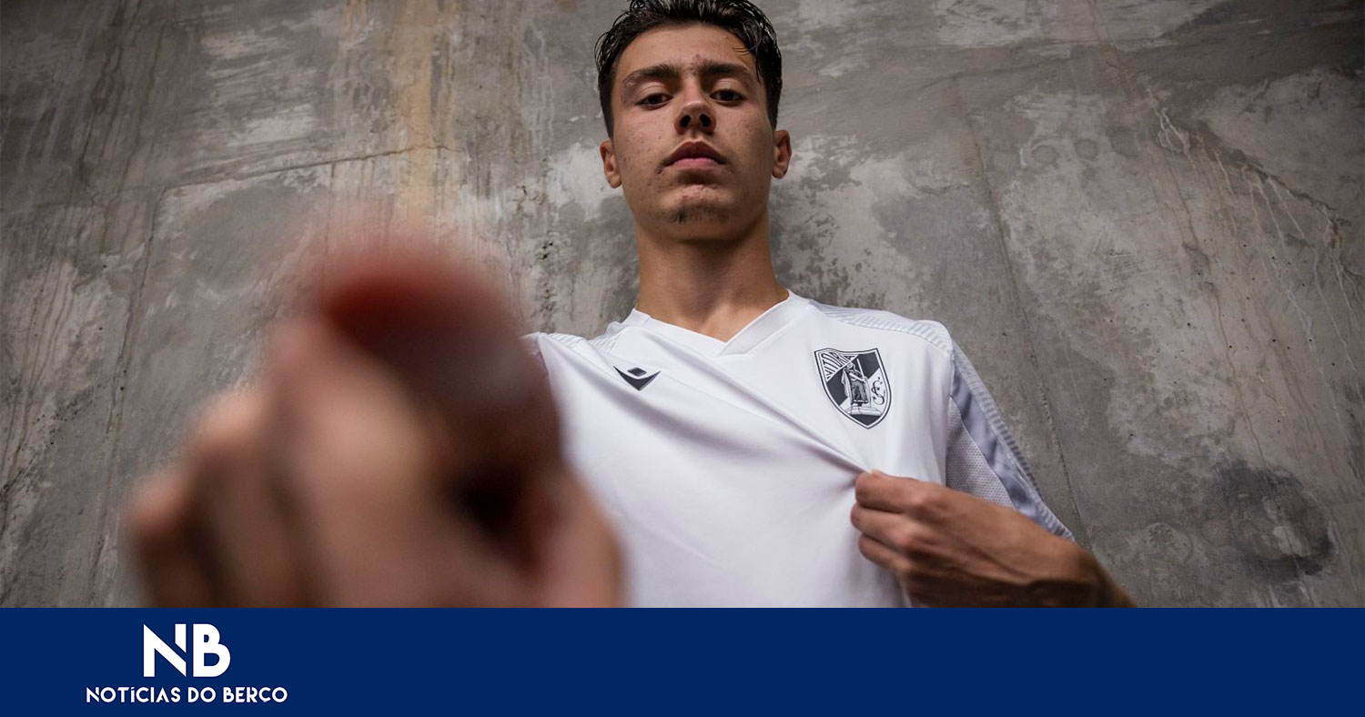 Ismail Araújo assina contrato profissional