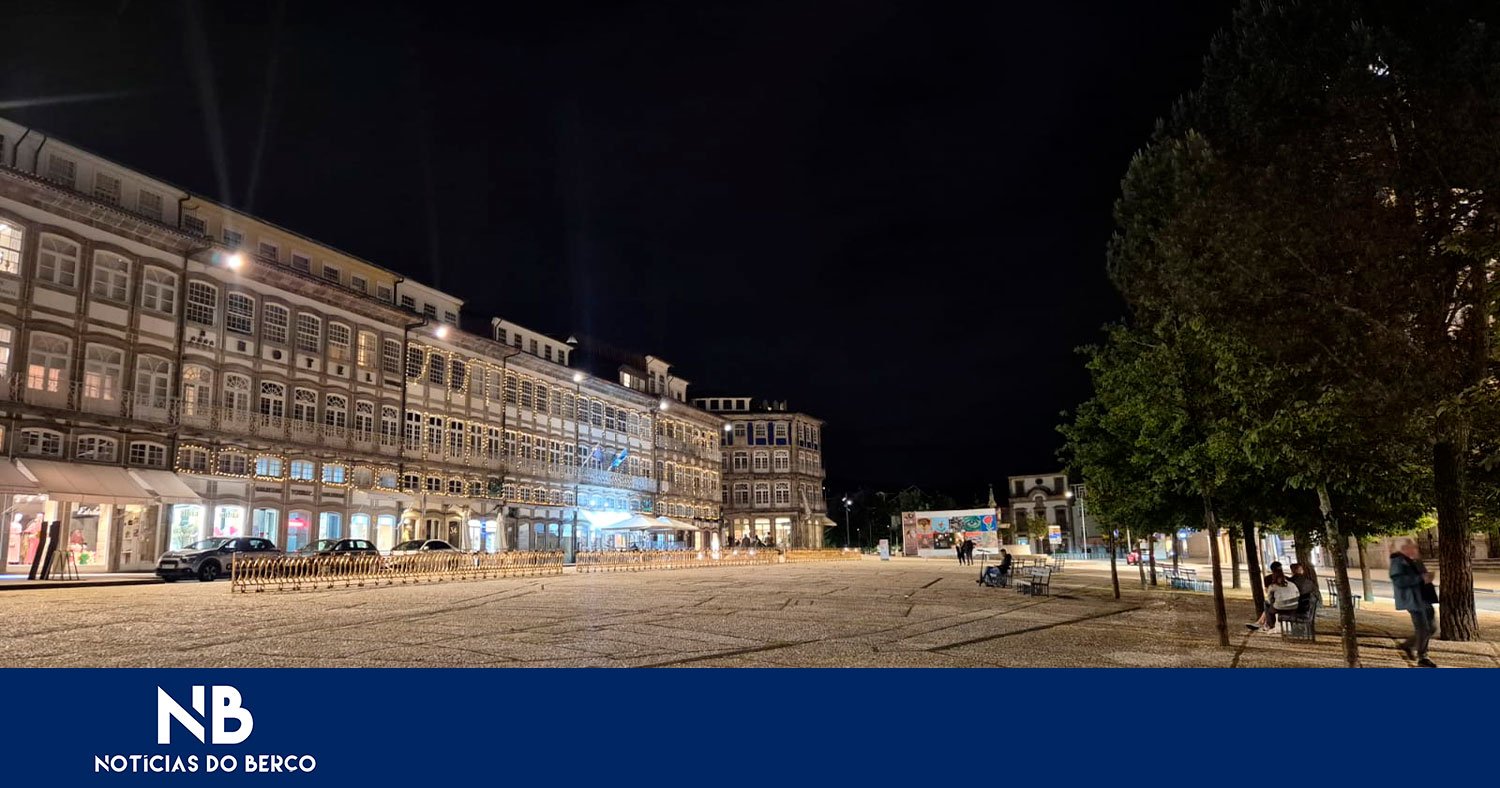 Largo do Toural com iluminação reforçada