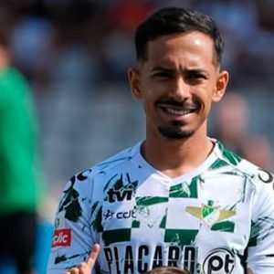 Alanzinho chega a custo zero ao Vitória