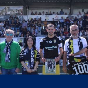 Chico homenageado pelos 100 jogos pelo Ronfe