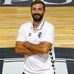 Eduardo Faustino renovou