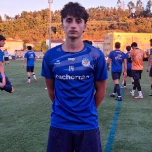 Francisco Ferreira renova pelo Santiago