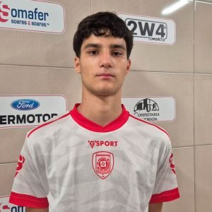 Extremo Henrique fica nos sub-19