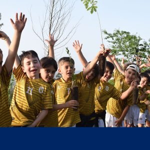 Crianças plantaram árvores e conquistaram pontos