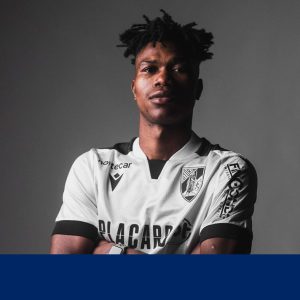 Ejike Opara garantido por quatro anos