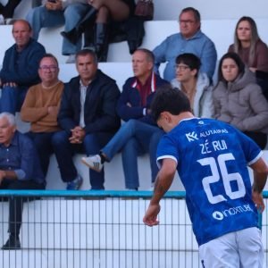 Empate no dérbi não retira liderança ao Sandinenses