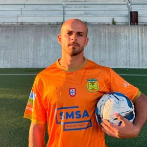 Prazins Corvite goleou e terminou o jogo com nove jogadores